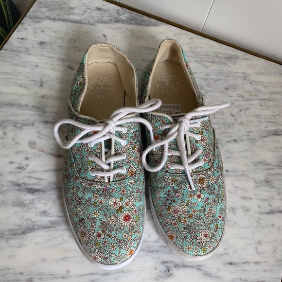 Etnies Shoes - Women's Etnies Floral Sneakers size 8
